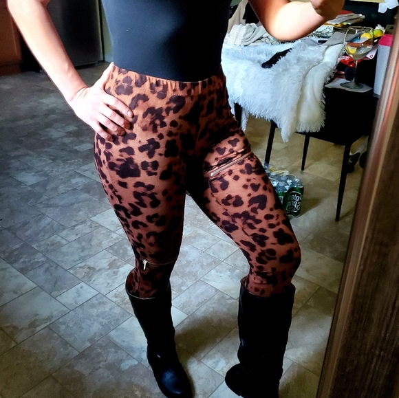 Stylish Leopard Legging - Picture 2 of 4